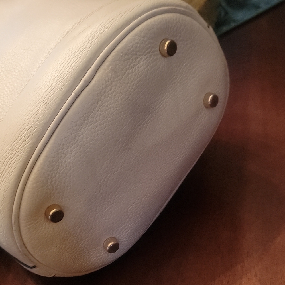 Coach White and Black Shoulder Bag with Modern Design - Picture 5 of 10